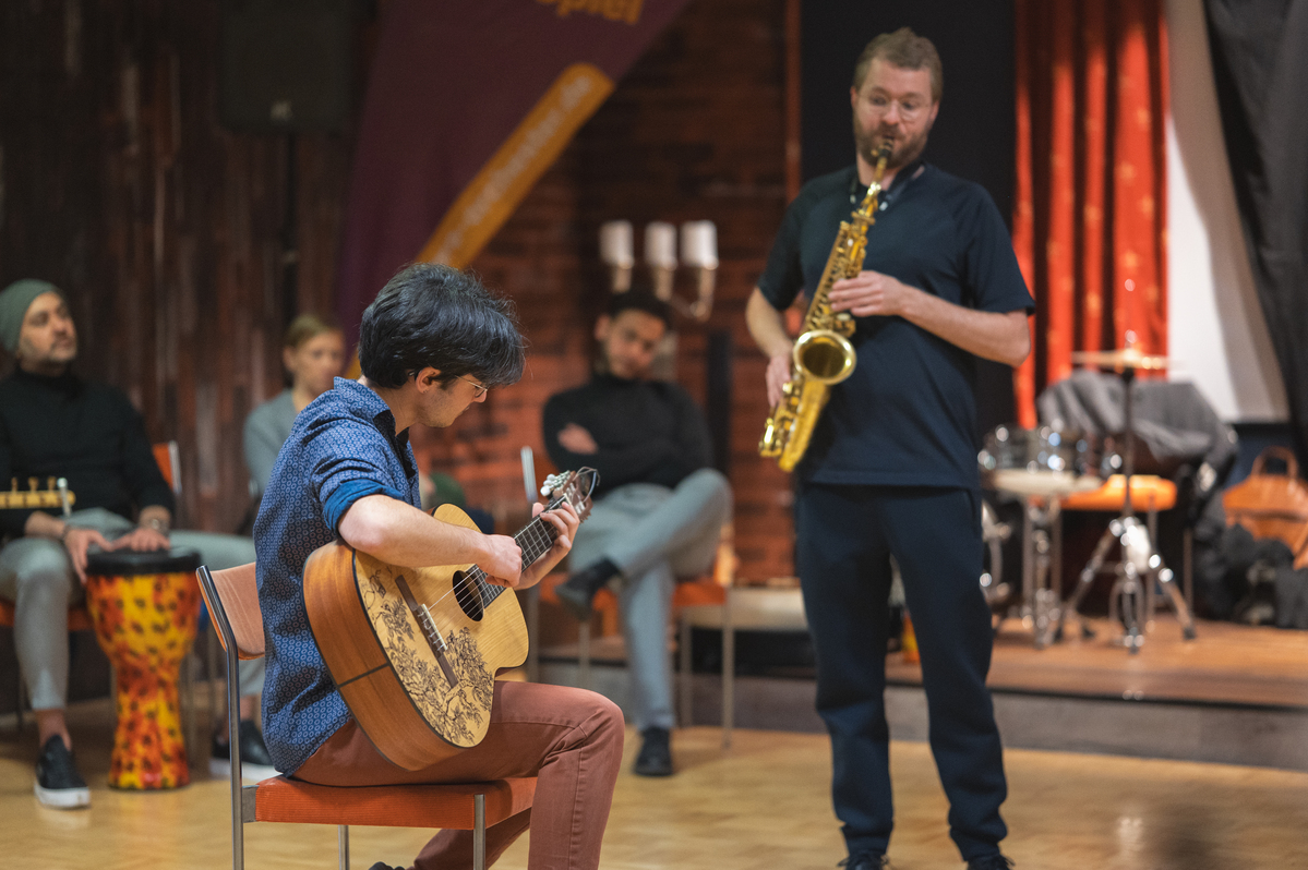 Saxofonspieler und Gitarrespieler beim ZusammenSpiel Workshop