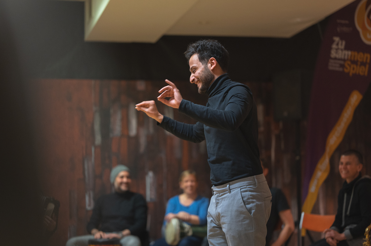 Ahmad beim dirigieren