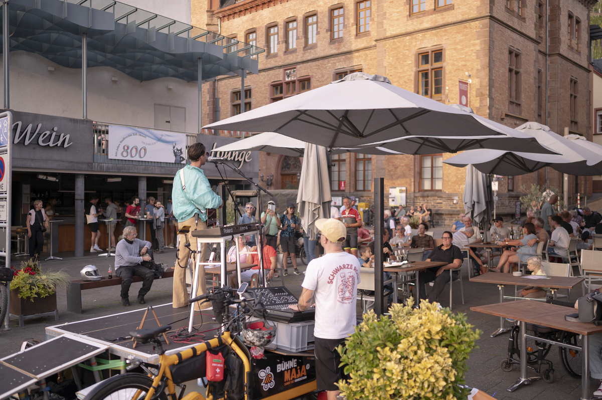 Musiker auf einer Bühne mitten in einer Altstadt